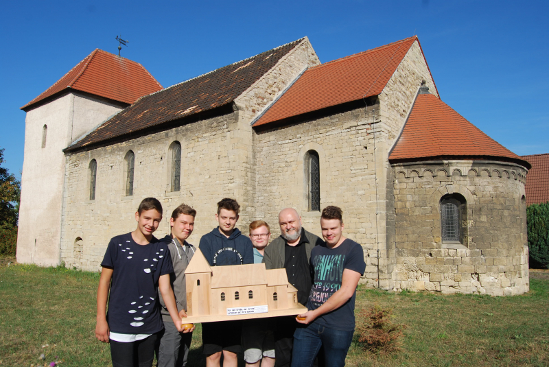 kirchenmodell_uebergabe.jpg kirchenmodell_uebergabe.jpg